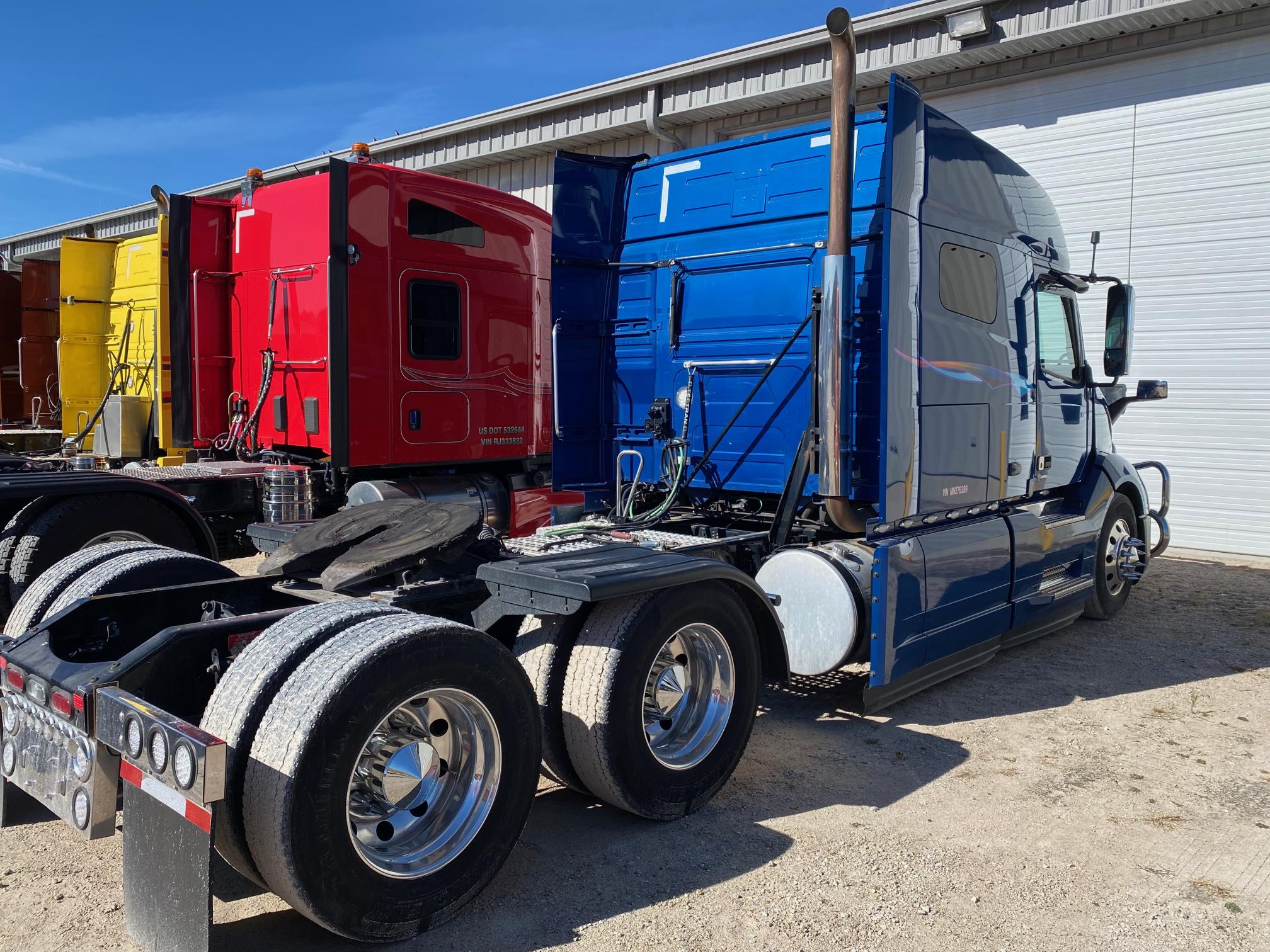 2021 VOLVO VNL - Image 4